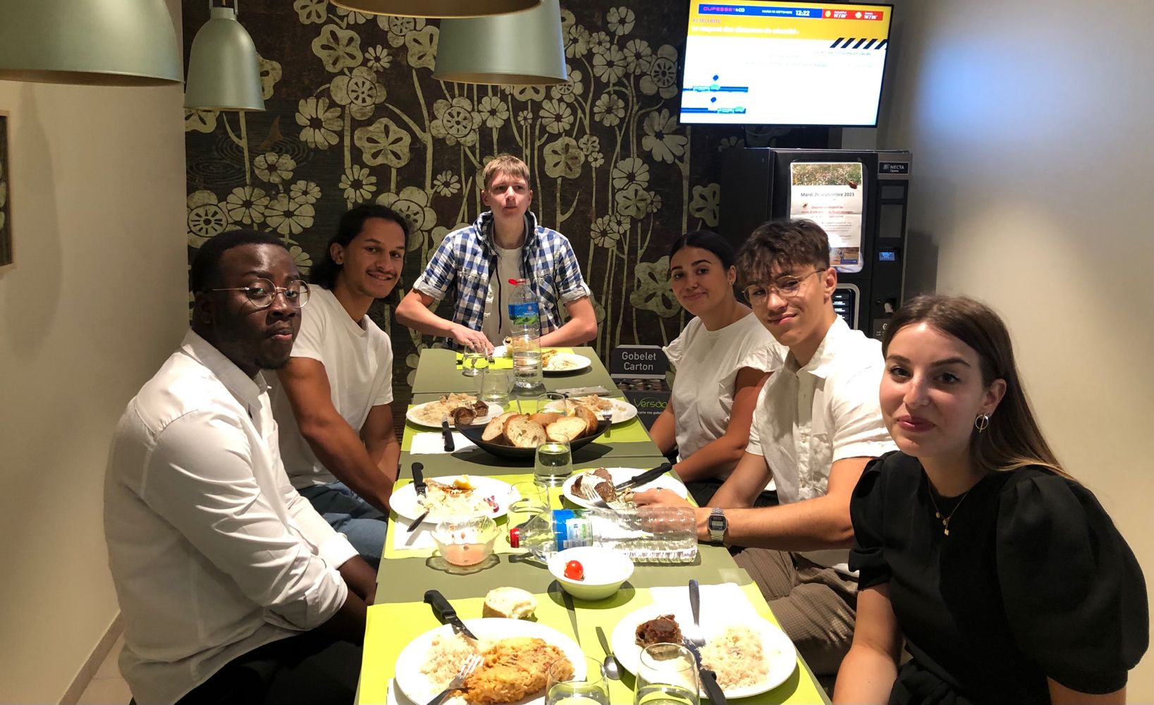 Alternants qui mange à la cantine ensemble