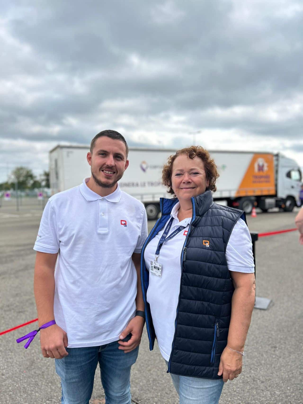 Quentin Martinet, conducteur DUPESSEY&CO accompagné de Carole DUPESSEY presidente du groupe lors de la finale 2025 du trophée des routiers.