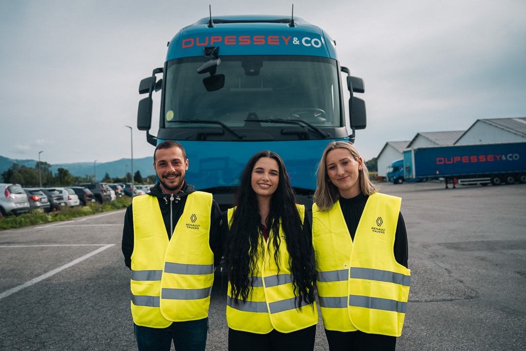 Photo de nos alternants lors de leur journée d'intégration devant le siège social de DUPESSEY&CO à Rumilly en Haute Savoie 