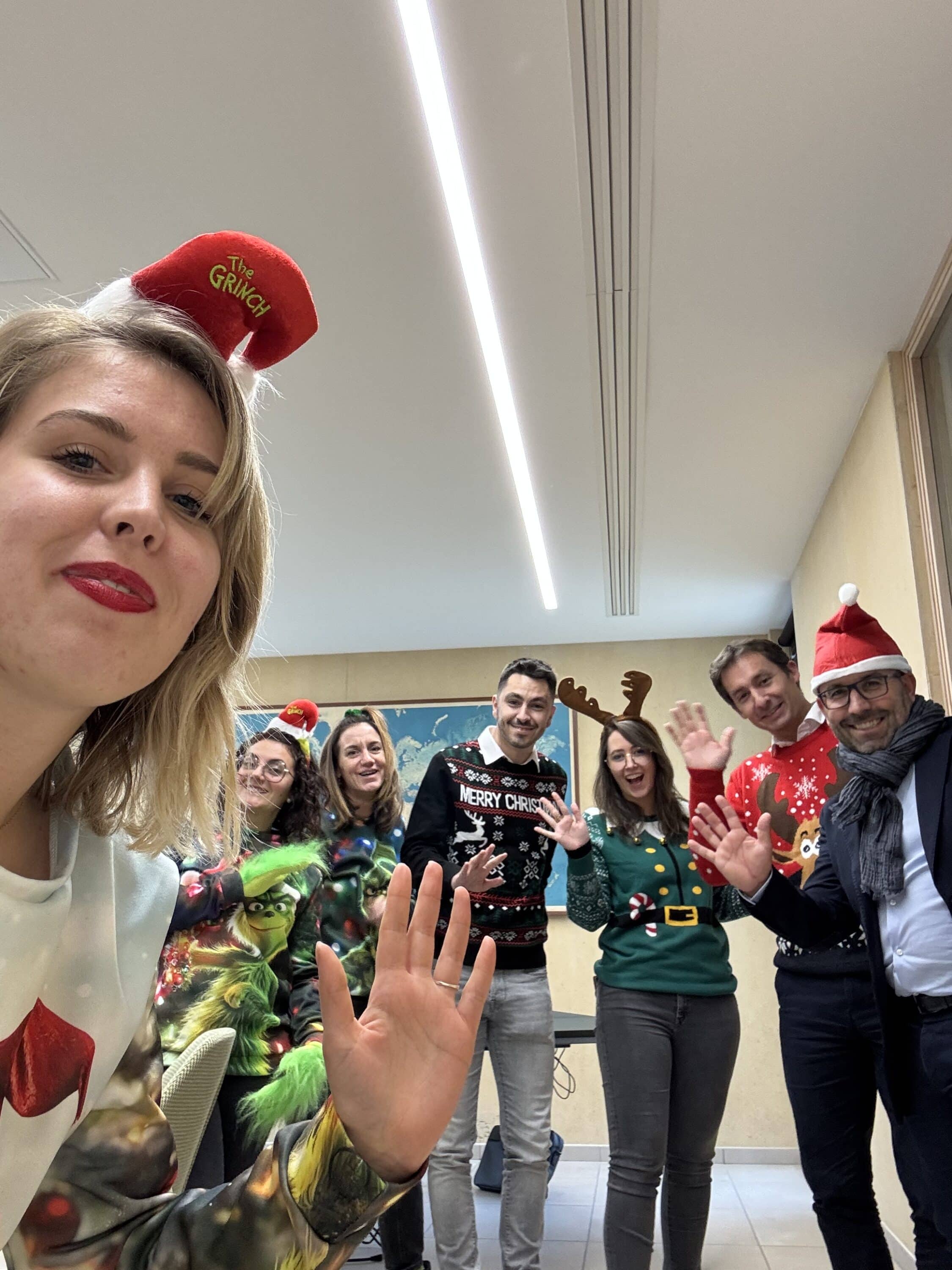 Notre team commerce DUPESSEY&CO pendant le pull moche de Noël 2026
