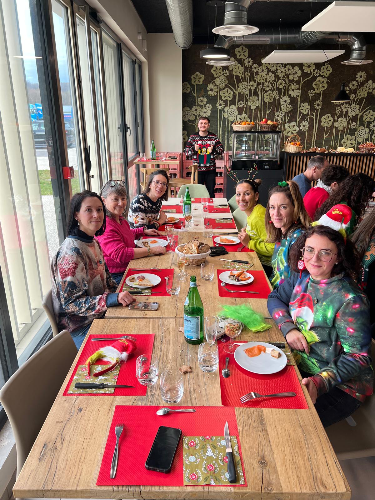 Nos équipes support pendant notre repas de Noël 2026 au siège social à Rumilly
