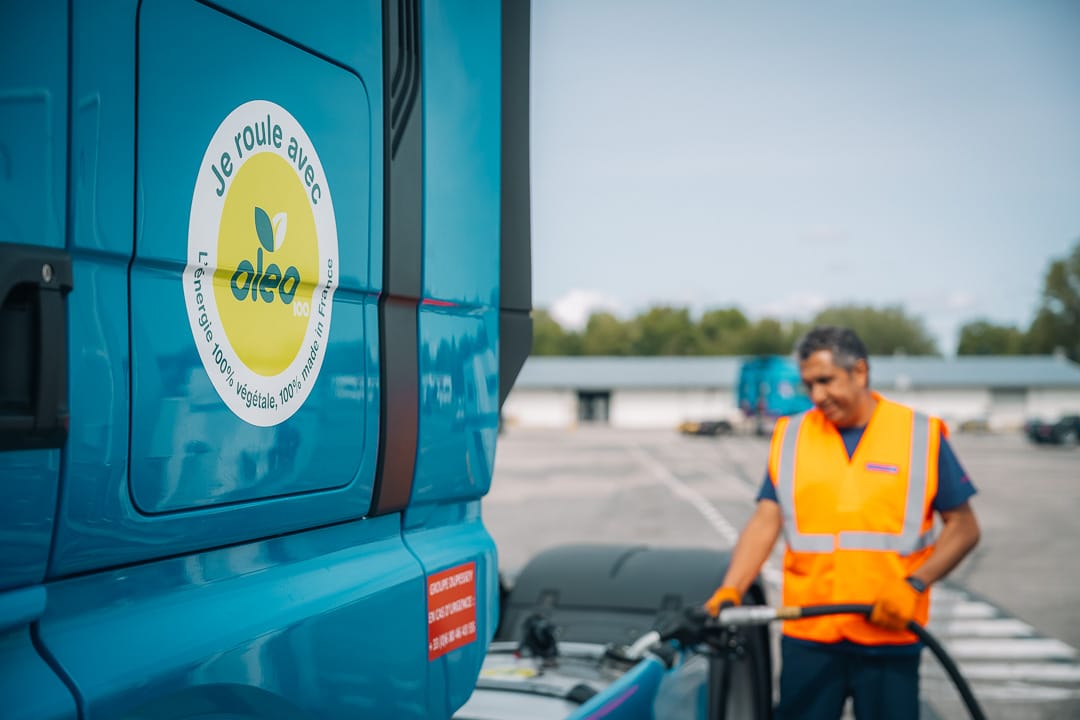 Conducteur qui fait le pleins de B100 à la pompe / hausse du gazole